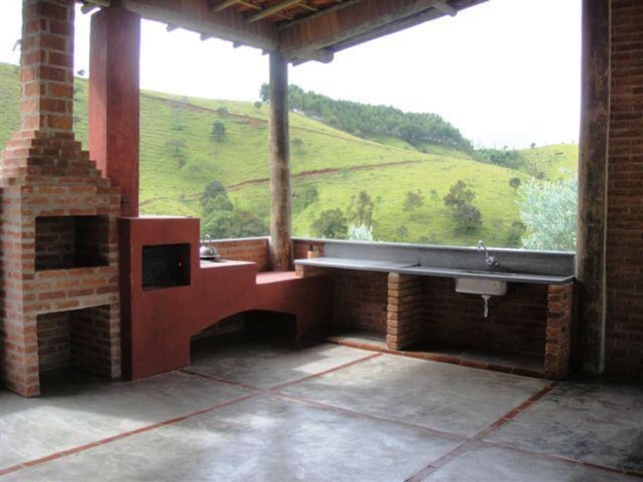 Área externa com forno e fogão a lenha