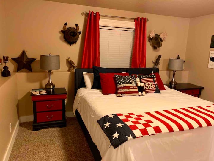 Patriotic room with king size bed it has a mini fridge/freezer in the room.  Smart tv with dish network.   Large on-suite vanity and closet.  The bathroom has a tub shower combo and toilet.  Plenty of shampoo, conditioner and body wash. 
