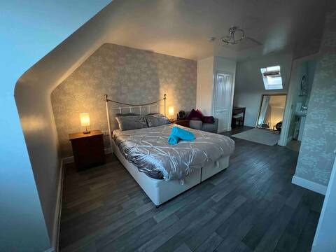 4 bed, nr train & canal, 10 mins walk town centre