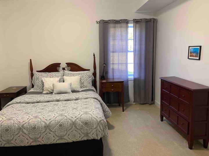 6号卧室（楼下）。添加第9位付费房客后，我们会解锁楼下的2间成人卧室，楼下1间儿童房，楼下1间全功能卫生间。