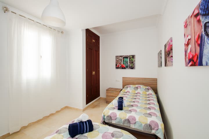 Armario empotrado en dormitorio.