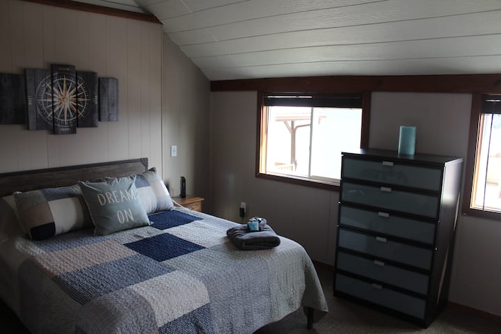 Spacious Master Bedroom with Queen bed.