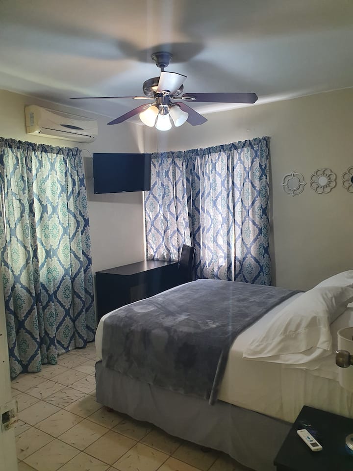 Soba 1: s bračnim krevetom, pametnim televizorom, minijaturnim, prostranim ormarom, radnim stolom