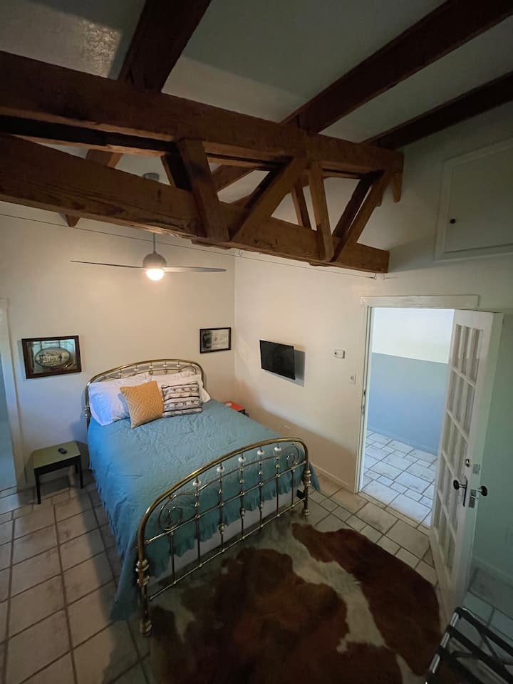 The Pioneer Suite was an adobe garage named after one of Uncle Franks original ELP downtown businesses,The Pioneer Garage.  This 1930's adobe has original site built, by hand, yellow pine trusses. Oh, and a super comfy bed with high quality cotton. 