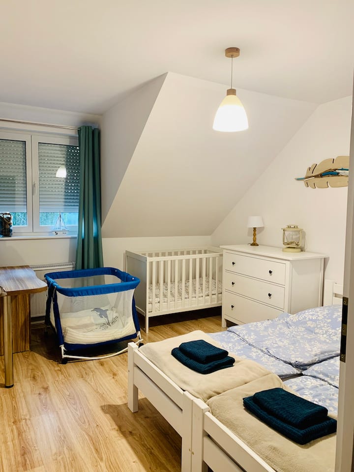 3号卧室配备婴儿床、书桌和双人床