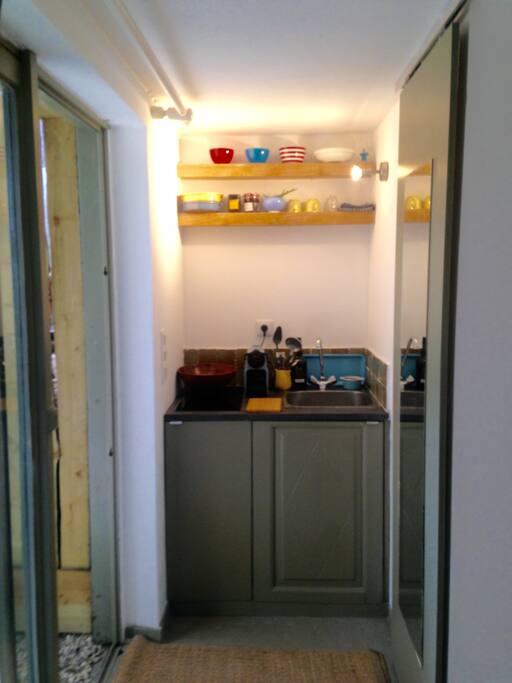 Cuisine, ustensiles de bases, plaques et frigo