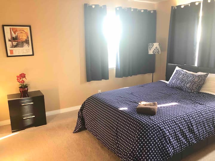 غرفة نوم بسرير بحجم كبير في عام 2022