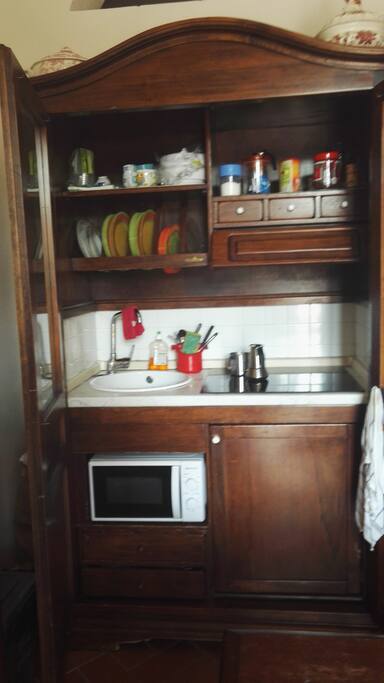 The kitchen is simply equipped with micro, induction cooking, sink, and refrigerator. Feel free to use salt, oil, coffee, sugar and the other essential things that are here.