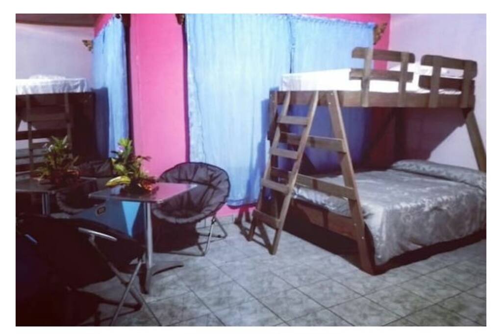 cuarto de planta alta con balcón y tina Terra con vista al volcán