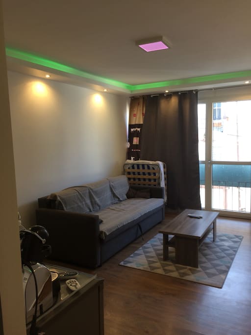 Séjour avec canapé lit double