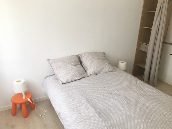 ห้องนอนใหญ่ที่สองพร้อมเตียงคู่ขนาด 140x190