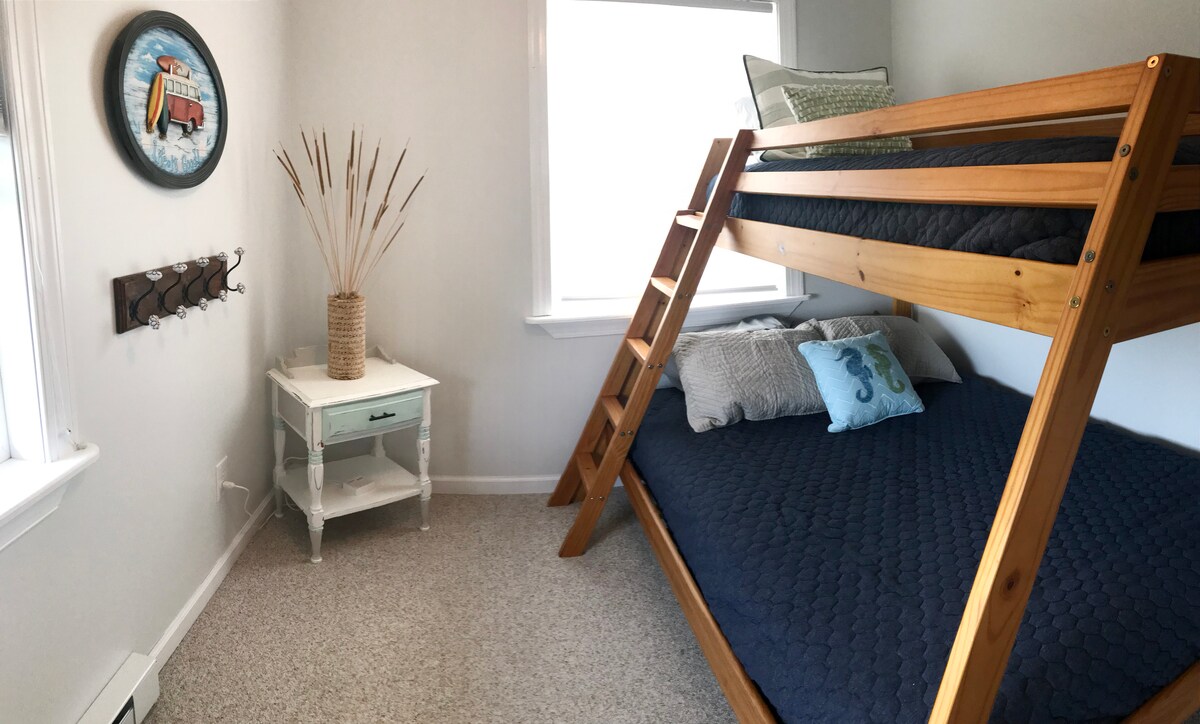 غرفة النوم 4: سرير مزدوج على سرير بطابقين كامل
