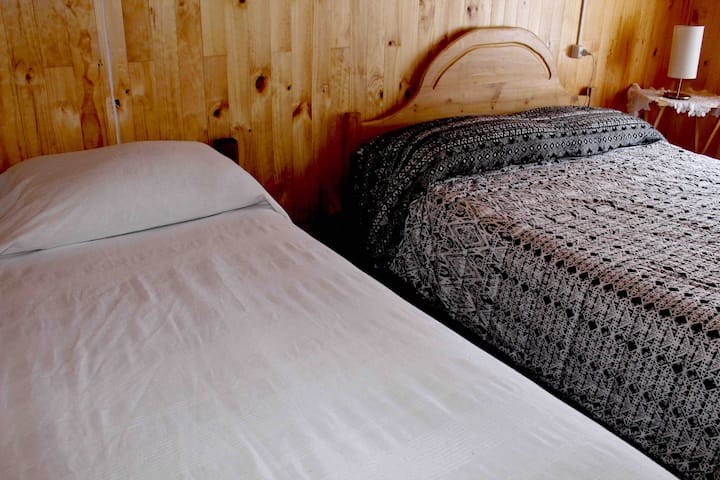 Главна спалня с двойно легло и единично легло. 