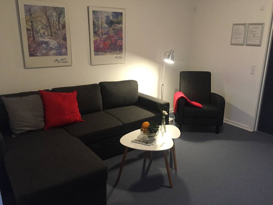 Hyggelig stue med TV
Toilet/bad på gangen.