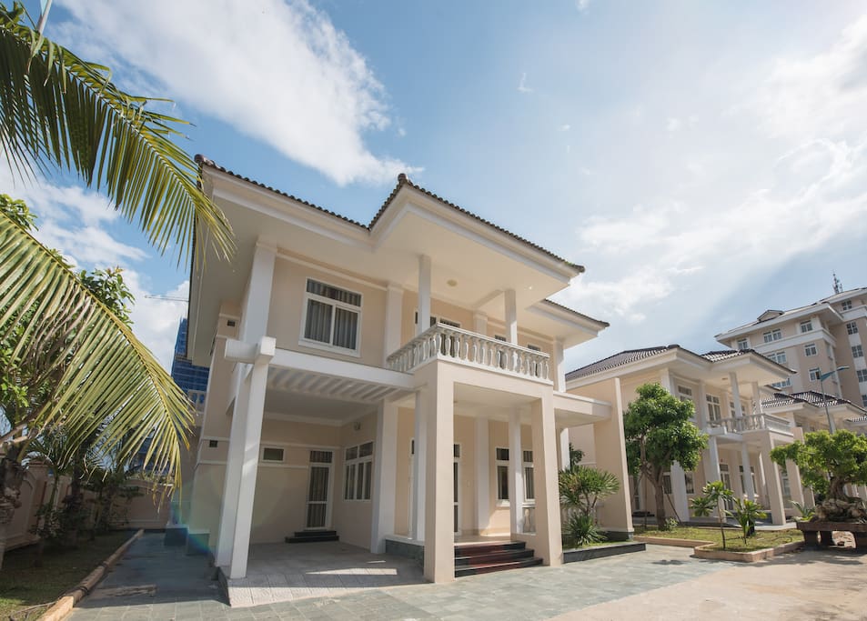 House is situated next to My Khe Beach and other local restaurants, coffee, and street foods!