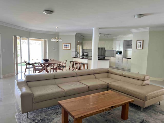 Large family House- 2 min walk to City Beach gallery image 4