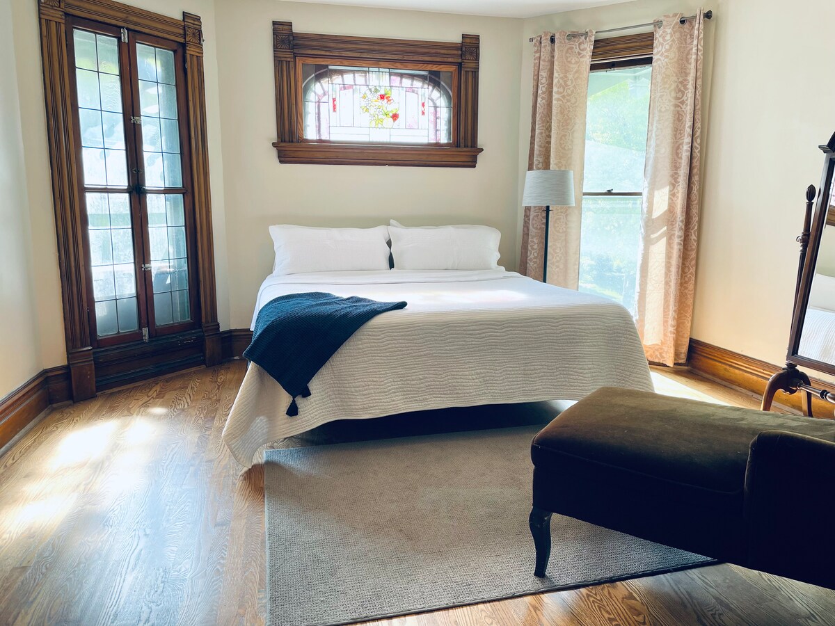 主卧配备加大双人床