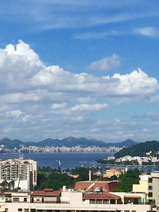 Vista de todas as janelas da casa com a Baía de Guanabara ao fundo.