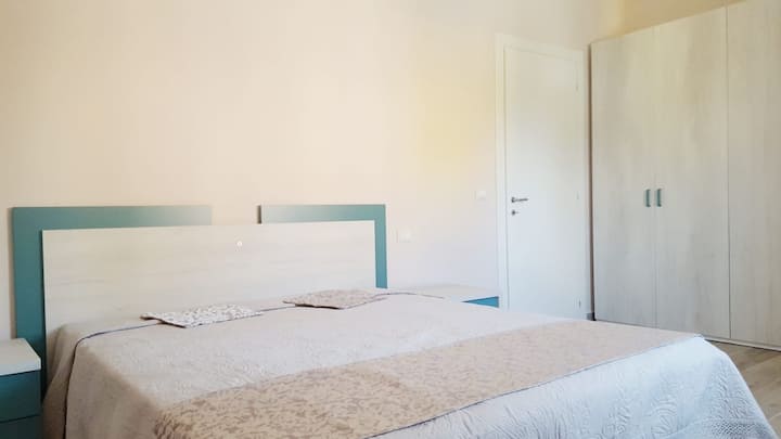 Toto je najväčšia izba, ideálna na oddych po dni strávenom na pláži alebo v neďalekých mestách umenia. Vybavené pohodlnou manželskou posteľou, veľkým šatníkom, televízorom, nočnými stolíkmi a klimatizáciou na leto. Svietidlá okien sú nové.