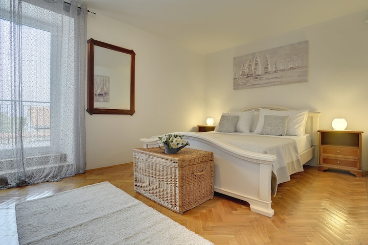 Dormitorio para dos personas en el primer departamento.