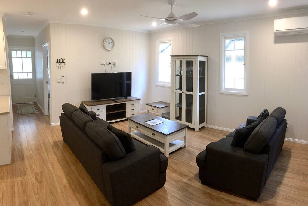 Open plan living area (fan, heat/cool air conditioner, SmartTV, Netflix, wifi)