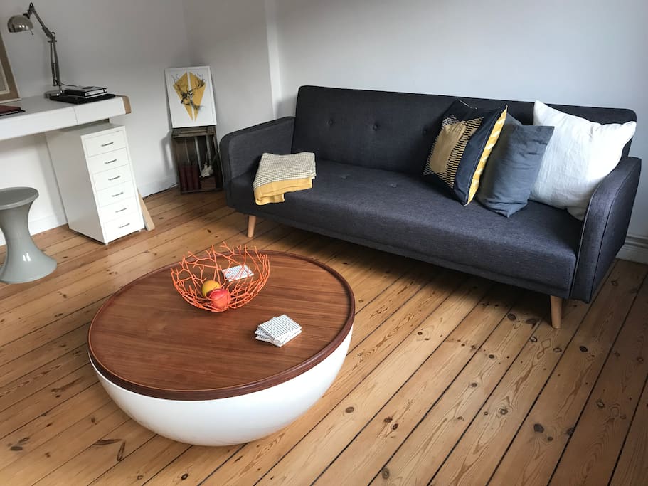 Wohnzimmer mit Schreibtisch