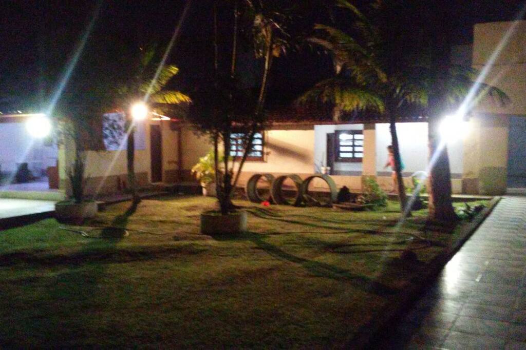 Frente da casa e jardim