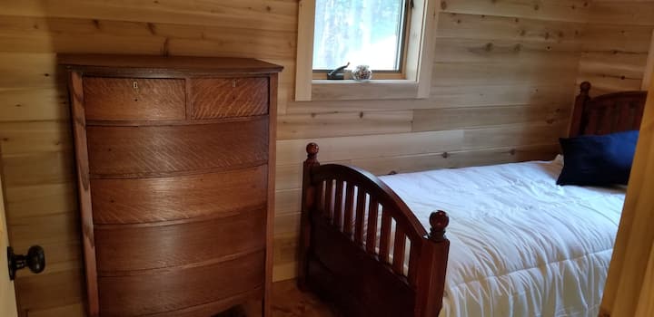 Small bedroom, twin bed
