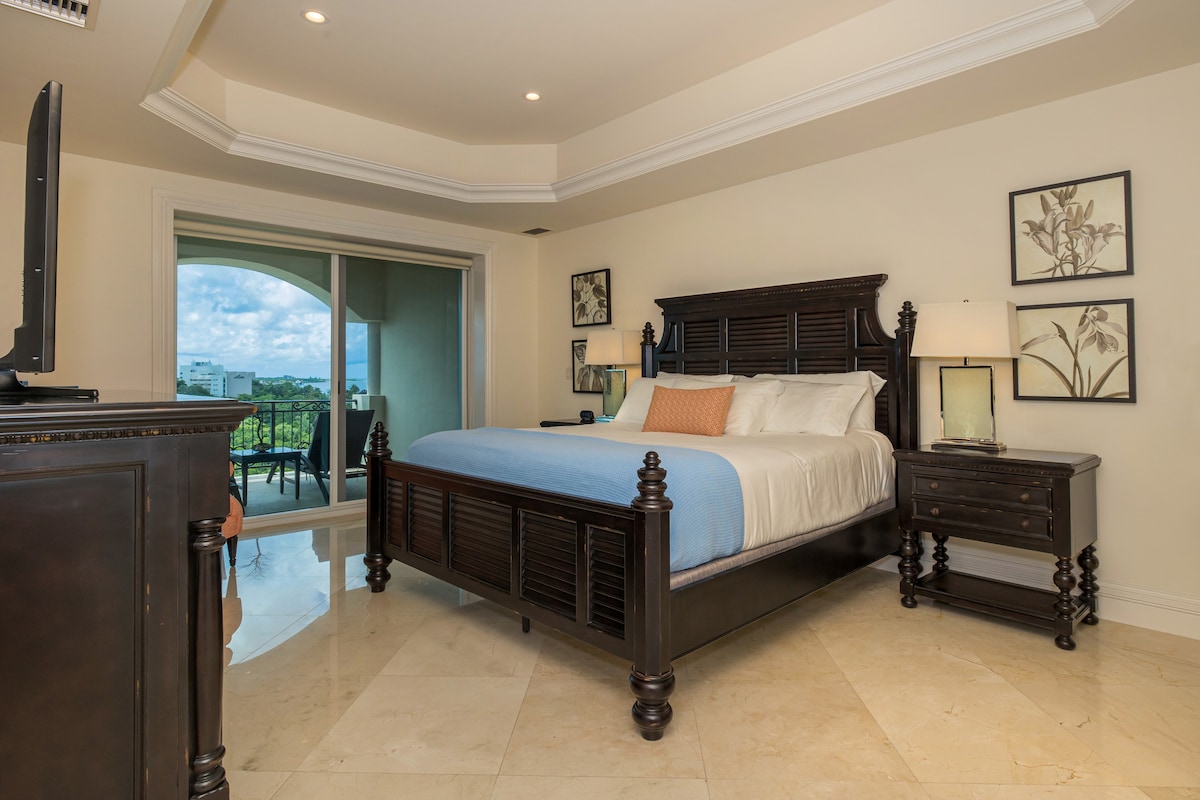 Una de las tres lujosas habitaciones principales. 
