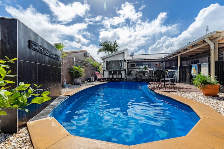 4 bedroom home sleeps 9. Mooloolaba Beach