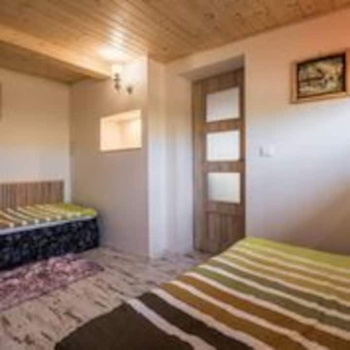 Një dhomë tjetër gjumi e vendosur në katin e poshtëm me 2 krevate tek.