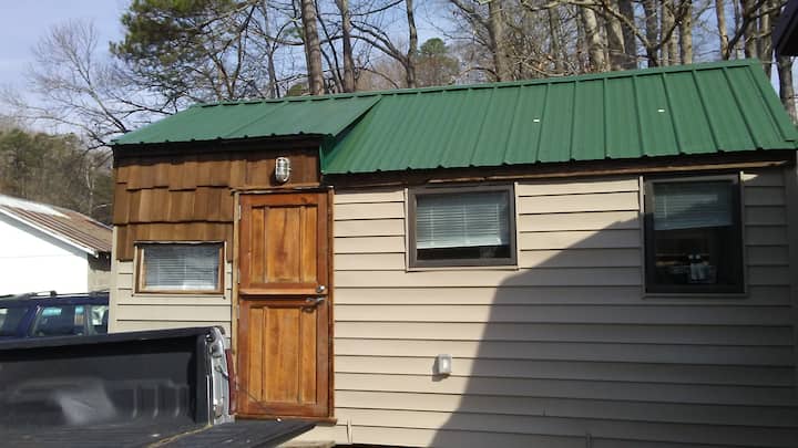 "Gypsy" Family Tiny Home On 11 Acre Park-like Farm