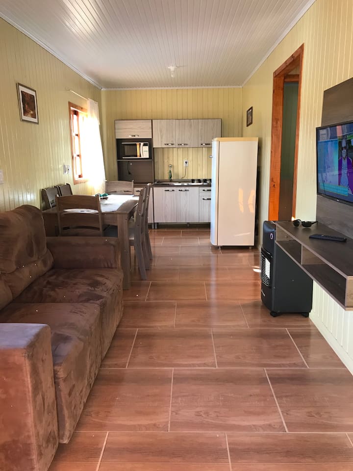 Sala de estar con TV de 32 pulgadas