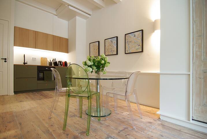 Stunning Designer Apartment, Downtown Location gallery image 3