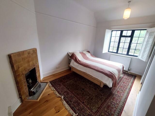 Home in London, 20min Waterloo gallery image 2