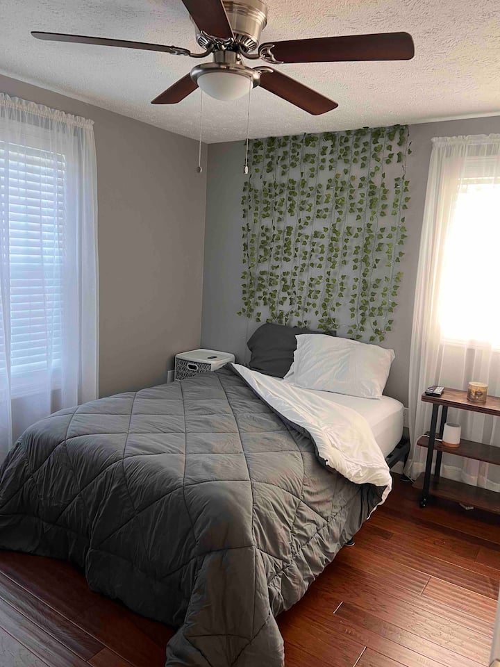 第二间卧室配备全尺寸双人床。 日式床垫可折叠成单人床。

配备吊扇和带多个流媒体选项的46英寸高清电视。
