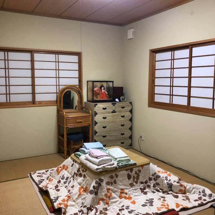 和室6畳は玄関の右の部屋です。桐のタンスと日本人形、鎌倉彫の引き出しなどがあります。後はテレビが置いてあります。