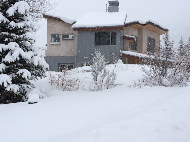 Quiet bdrm in Strawbale home
