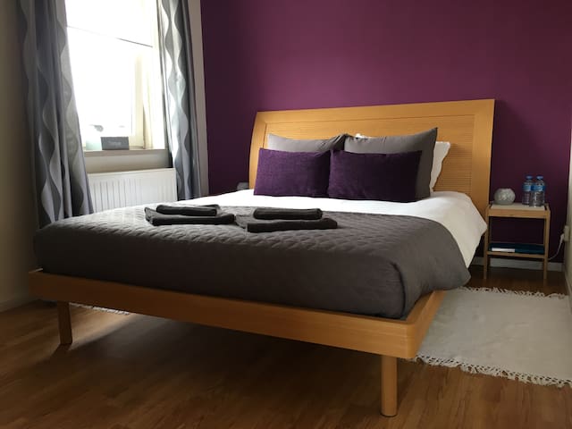 Private room & bathroom - 5 min. from airport!