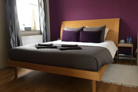 Private room & bathroom - 5 min. from airport!