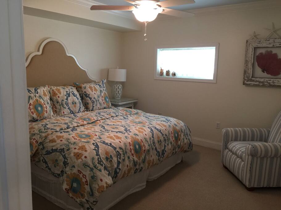 Pretty master king bedroom with ceiling fan, private bath and walk in closet!
