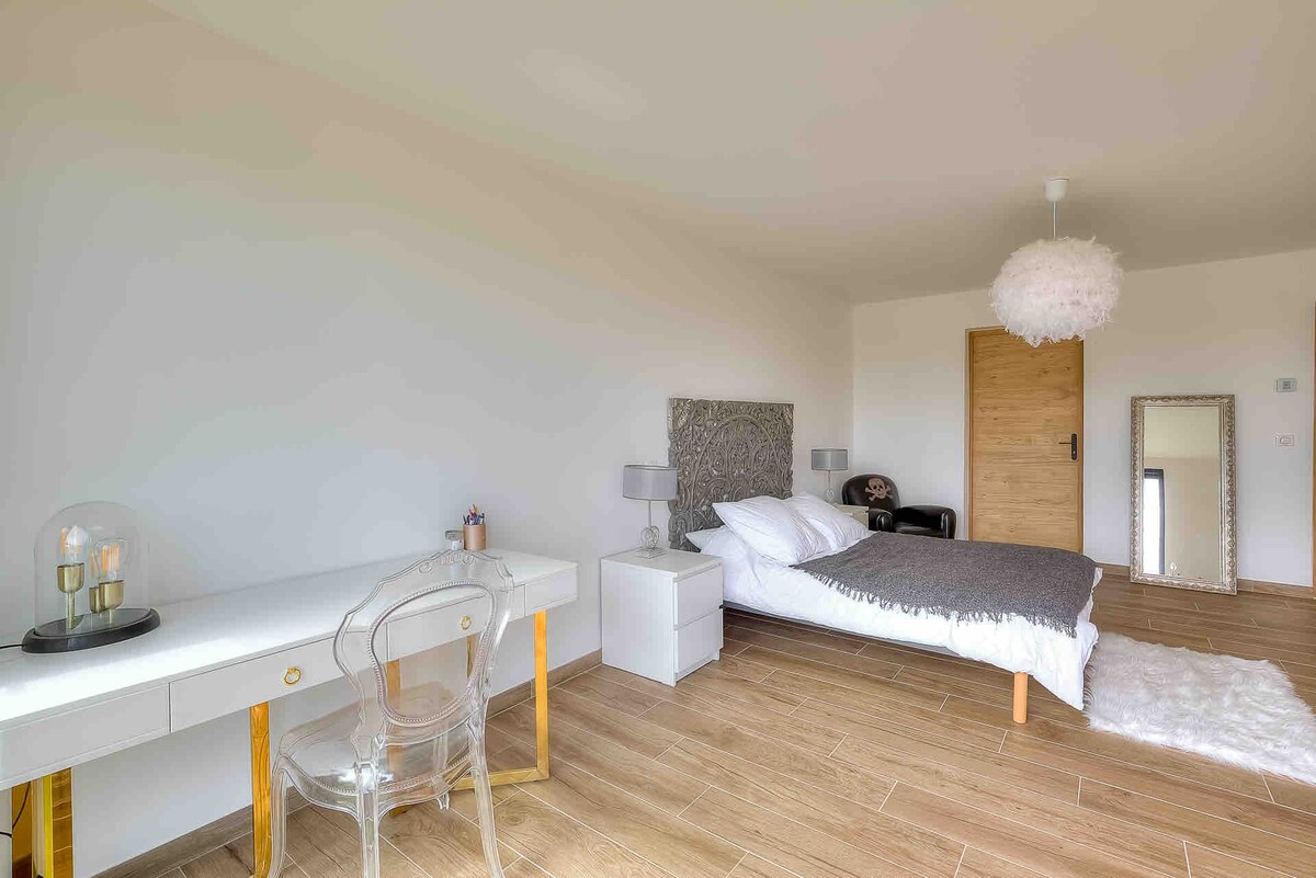 带淋浴间和更衣室的卧室