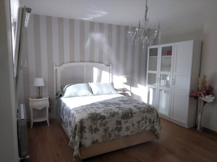 חדר מרווח עם מיטה 1.50.
