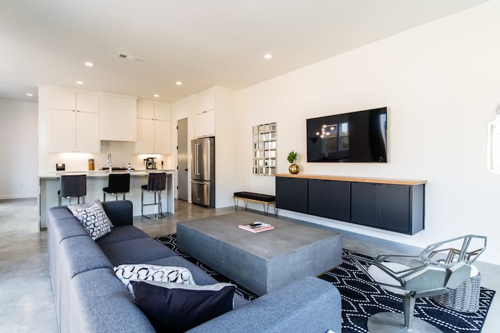 Open concept★Smart TVs all rooms★Private Backyard