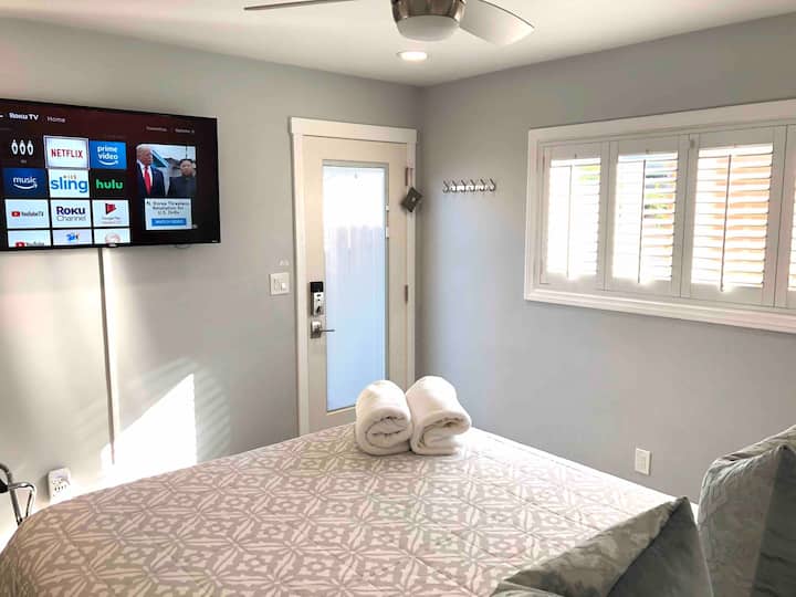 Приватна соба со тавански вентилатор, безбеден влез и многу светла, природна светлина (прозорците имаат капаци на плантажите и влезната врата има внатрешни ролетни за да се отворат за целосно светло или да се затворат за затемнување на собата). Прозорецот има екран за приватност околу него.