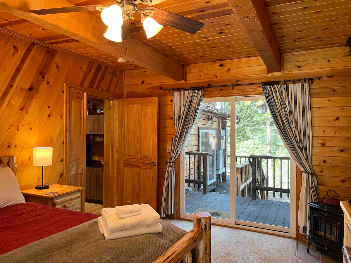 主卧室设有通往舒适露台、特大号床、吊扇、摇椅和梳妆台。