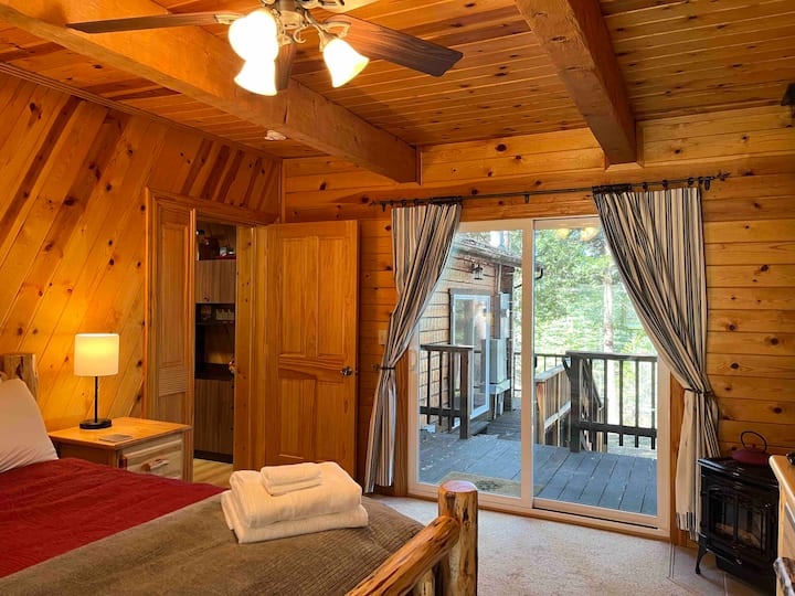 Основната спалня включва плъзгач към уютна палуба, двойно легло, газова камина, вентилатор на тавана, люлеещ се стол и скрин.