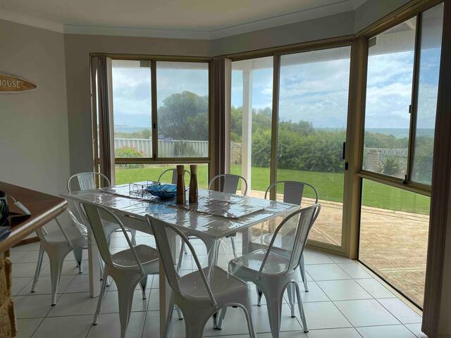 Beautiful beach front 4 bedroom 2 bathroom home. gallery image 3