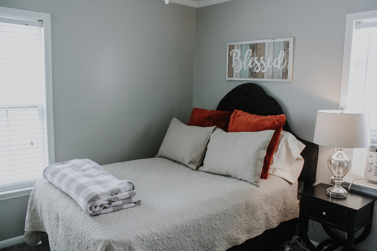 חדר שינה עם מיטה זוגית.