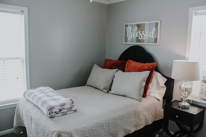 Bedroom with a double bed.